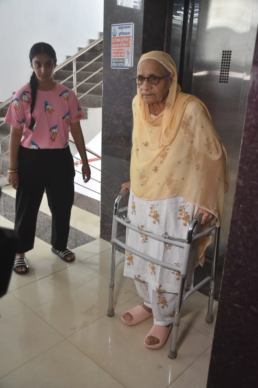 सद्भावना हॉस्पिटल में 87 वर्षीय महिला का सफल घुटना रिप्लेसमेंट