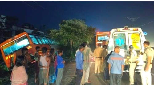 देहरादून से दिल्ली जा रही यूपी रोडवेज की बस दुर्घटनाग्रस्त, दो घायल