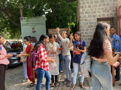 मिठाई और फूलों से शुरू हुआ डीयू का नया सत्र, रैगिंग को लेकर प्रशासन सख्त