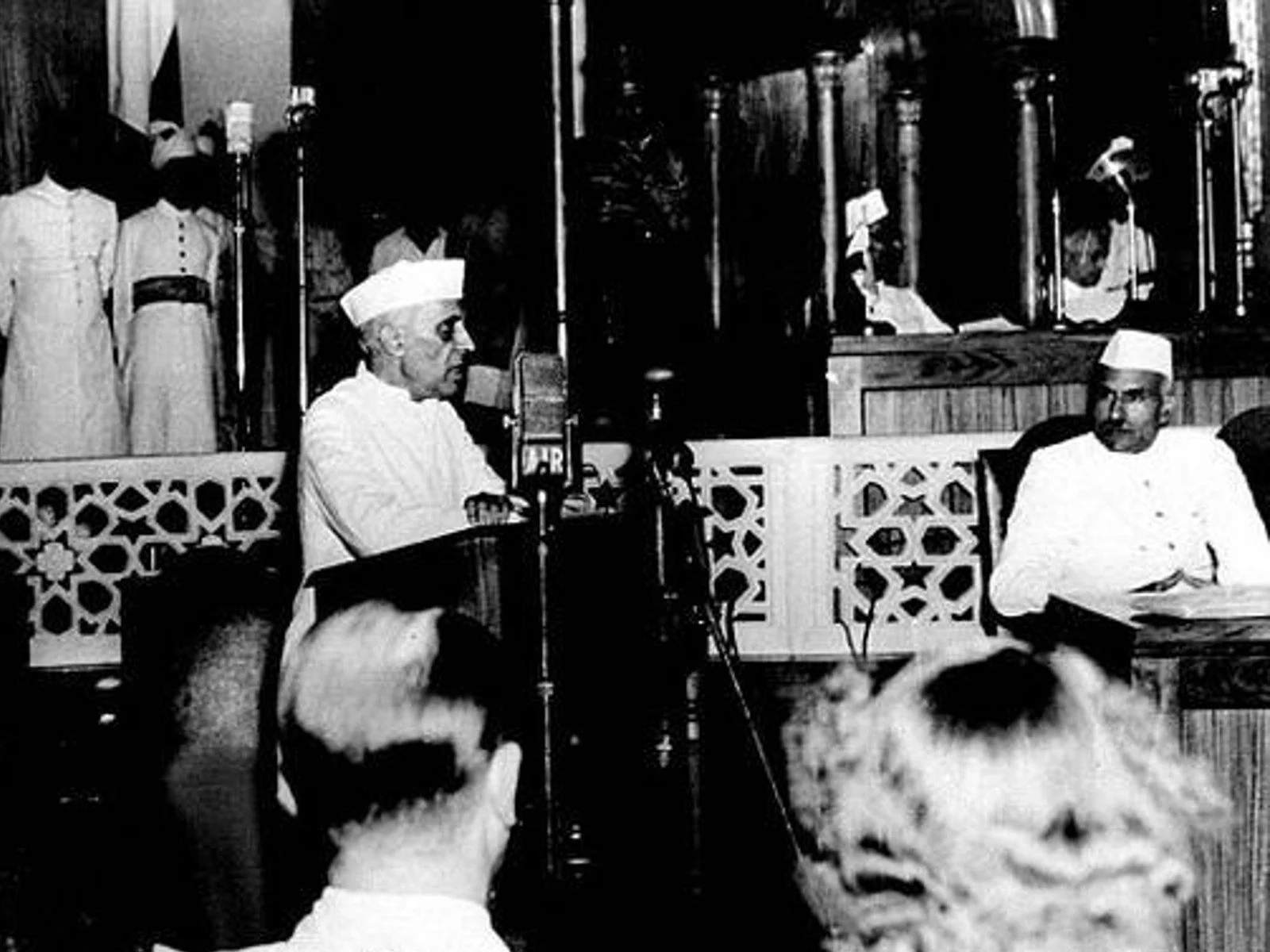 आजादी की आधी रात  से ही नेहरू की चिंता