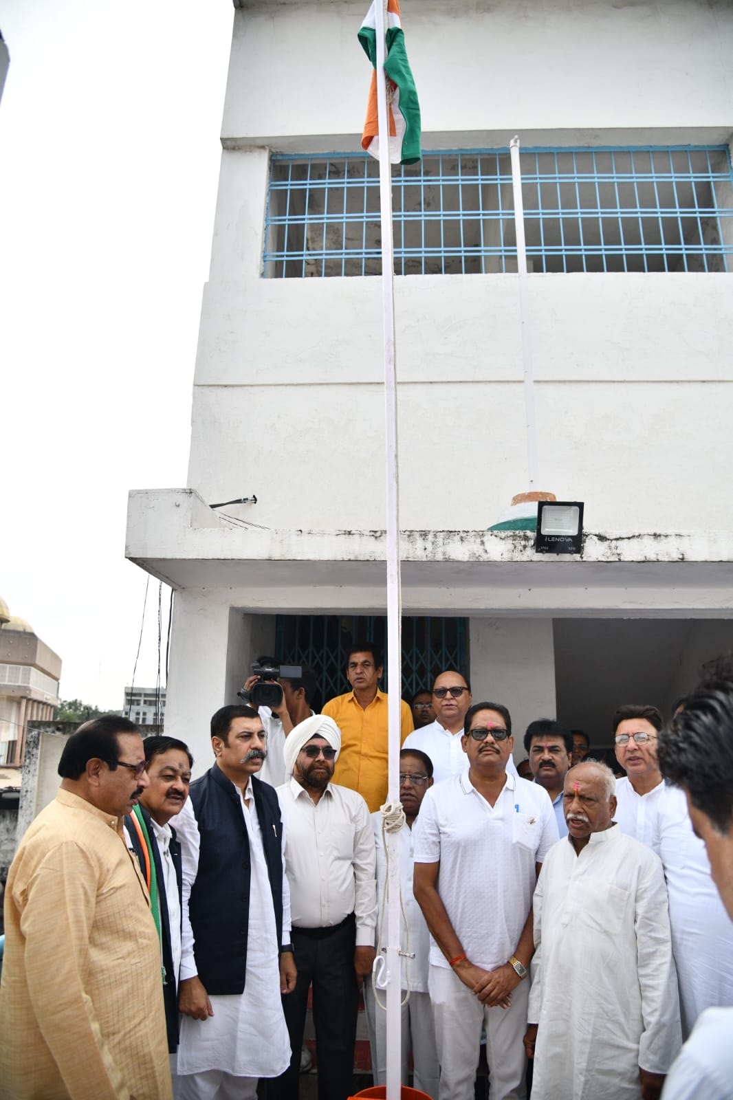 चेम्बर भवन में ध्वजारोहण 