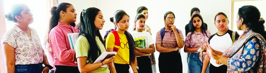 फर्नीचर के व्यावहारिक पहलुओं को समझने मैक इंटीरियर डिजाइन विद्यार्थियों का साइट विजिट