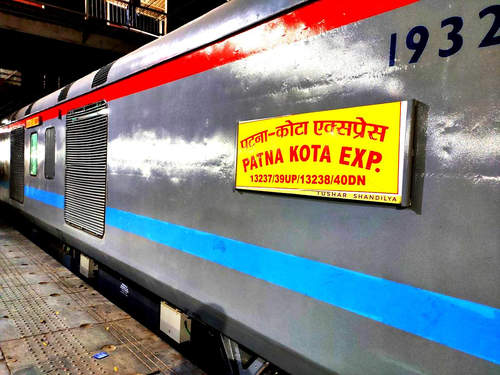 पटना-कोटा एक्सप्रेस ट्रेन में दो यात्रियों की मौत, छह बीमार पटना-कोटा एक्सप्रेस ट्रेन में दो यात्रियों की मौत, छह बीमार