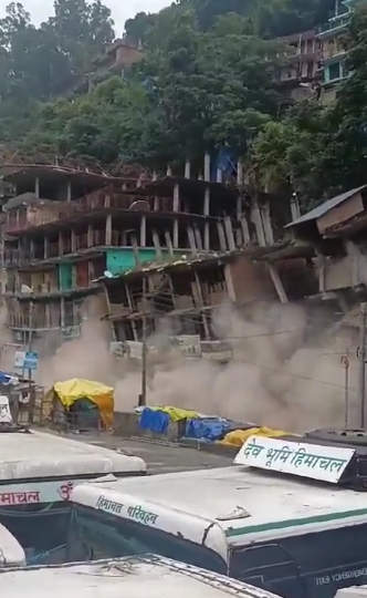 हिमाचल में कम से कम 10 निर्माणाधीन इमारतें ढहीं हिमाचल में कम से कम 10 निर्माणाधीन इमारतें ढहीं