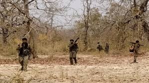 झारखंड: माओवादियों ने निजी कंपनी के कर्मचारियों से मारपीट की, छह वाहनों को आग लगाई