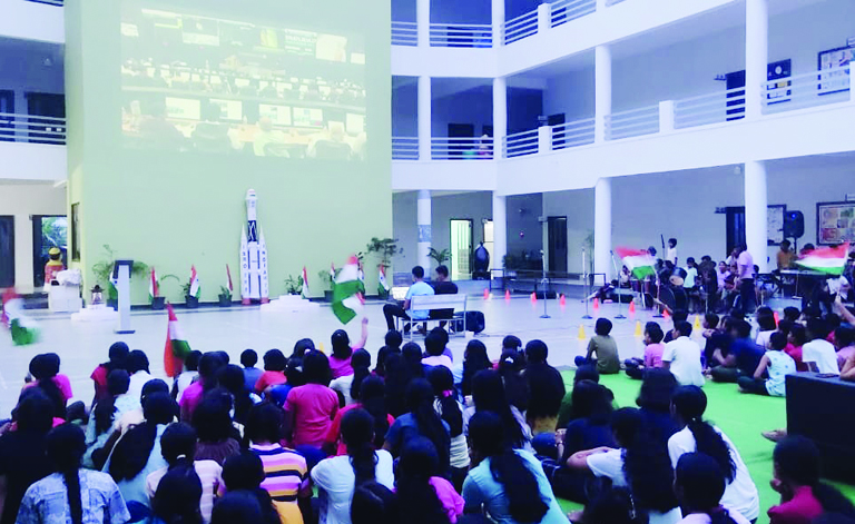 चंद्रयान-3 की सफलता पर जेपी स्कूल में जश्न 