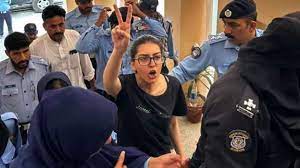 पाकिस्तान: रिहाई के बाद दोबारा गिरफ़्तार की गईं मानवाधिकार कार्यकर्ता ईमान मज़ारी