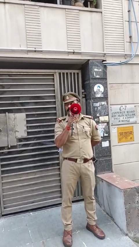 नोएडा पुलिस ने 2660 फर्जी कंपनी बनाने के तीन आरोपियों के दिल्ली स्थित आवास पर मुनादी की, चिपकाया नोटिस नोएडा पुलिस ने 2660 फर्जी कंपनी बनाने के तीन आरोपियों के दिल्ली स्थित आवास पर मुनादी की, चिपकाया नोटिस