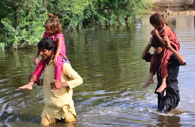 पाकिस्तान: बाढ़ के सालभर बाद  भी मदद के इंतजार में बच्चे