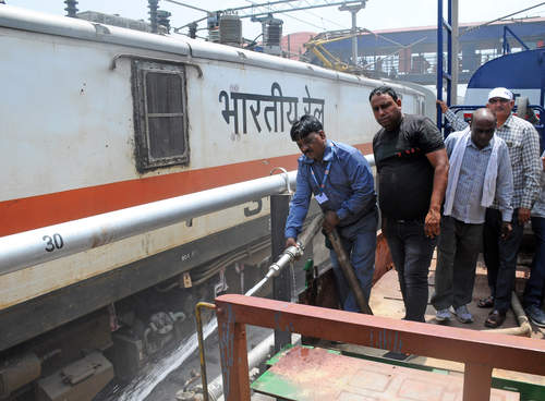 दिल्ली में लोकल ट्रेन का डिब्बा पटरी से उतरा दिल्ली में लोकल ट्रेन का डिब्बा पटरी से उतरा