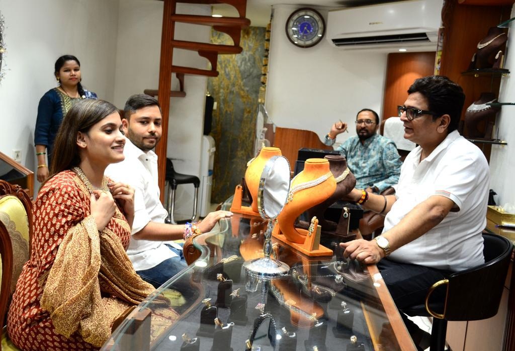 श्रीमहालक्ष्मी ज्वेलर्स पर ऑफर्स ने मचाई धूम, ग्राहक खुश
