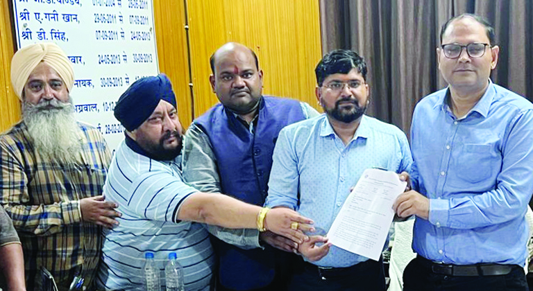 अतिरिक्त क्षेत्रीय परिवहन अधिकारी को ट्रांसपोर्ट चेम्बर ने दिया फिटनेस समस्या संबंधी ज्ञापन 