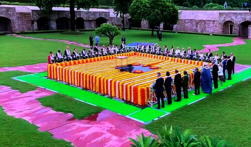 विश्व नेताओं ने राजघाट पर महात्मा गांधी को दी श्रद्धांजलि विश्व नेताओं ने राजघाट पर महात्मा गांधी को दी श्रद्धांजलि