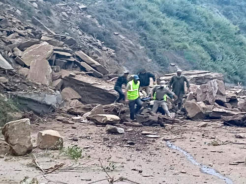 जम्मू-श्रीनगर राजमार्ग पर भूस्खलन के बाद ट्रक की चपेट में आने से चार की मौत जम्मू-श्रीनगर राजमार्ग पर भूस्खलन के बाद ट्रक की चपेट में आने से चार की मौत