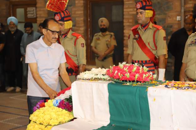 अनंतनाग हमले में मारे गए डीएसपी हुमायूं भट्ट के पिता ने जब बेटे को दी आंतिम विदाई अनंतनाग हमले में मारे गए डीएसपी हुमायूं भट्ट के पिता ने जब बेटे को दी आंतिम विदाई