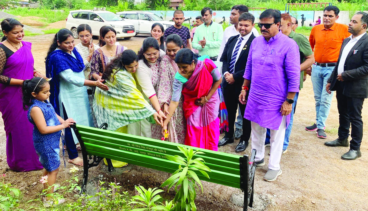 जेसीआई रायपुर कैपिटल महिला विंग ने स्कूल को दिए बेंचेस