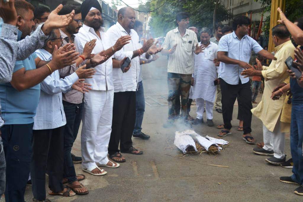 दिल्ली की सारी ट्रेनें रद्द, विरोध में फूंका रेल मंत्री का पुतला दिल्ली की सारी ट्रेनें रद्द, विरोध में फूंका रेल मंत्री का पुतला
