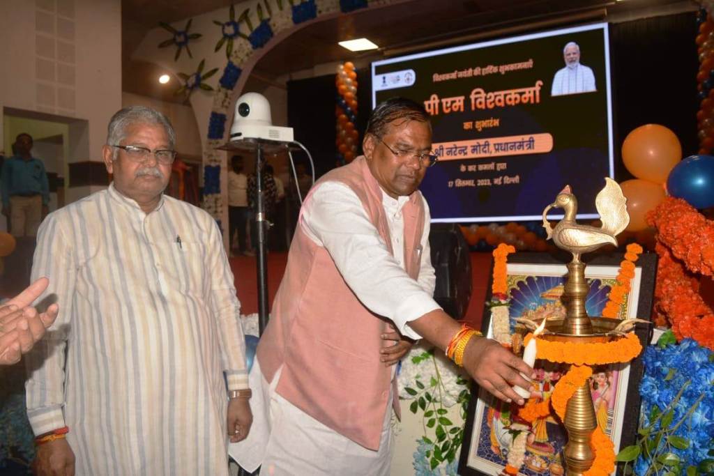 पीएम विश्वकर्मा योजना वंचित पेशवर लोगों को सशक्त बनाएगी- कुलस्ते पीएम विश्वकर्मा योजना वंचित पेशवर लोगों को सशक्त बनाएगी- कुलस्ते