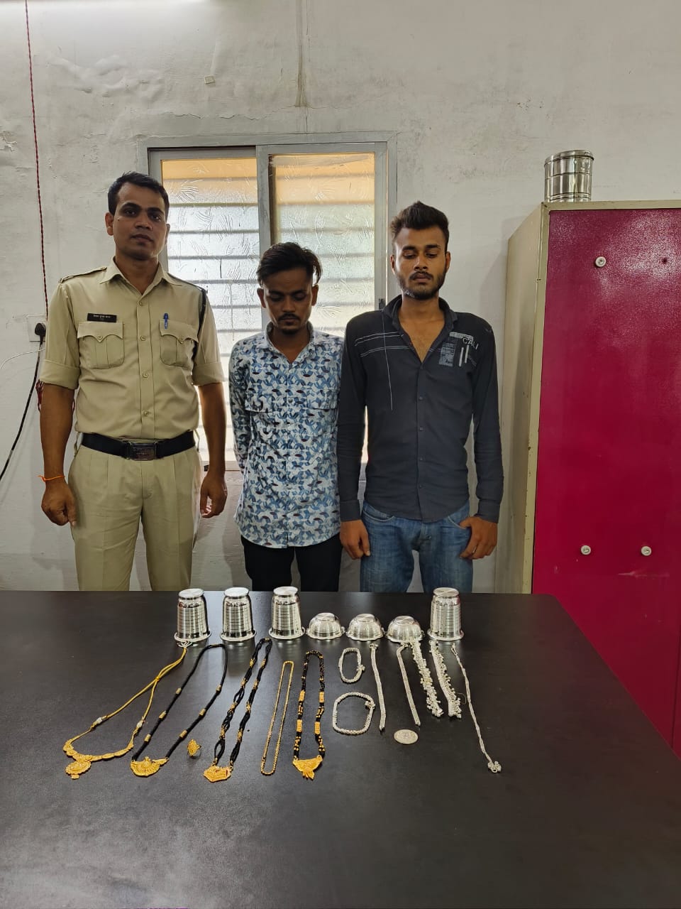 एक माह पहले 3.50 लाख के जेवरात की सेंधमारी करने वाले दो गिरफ्तार एक माह पहले 3.50 लाख के जेवरात की सेंधमारी करने वाले दो गिरफ्तार