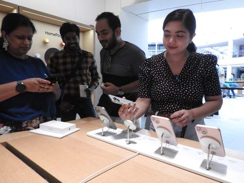 'मेक इन इंडिया' आईफोन खरीदने के लिए सैकड़ों लोगों की लगी कतार 'मेक इन इंडिया' आईफोन खरीदने के लिए सैकड़ों लोगों की लगी कतार