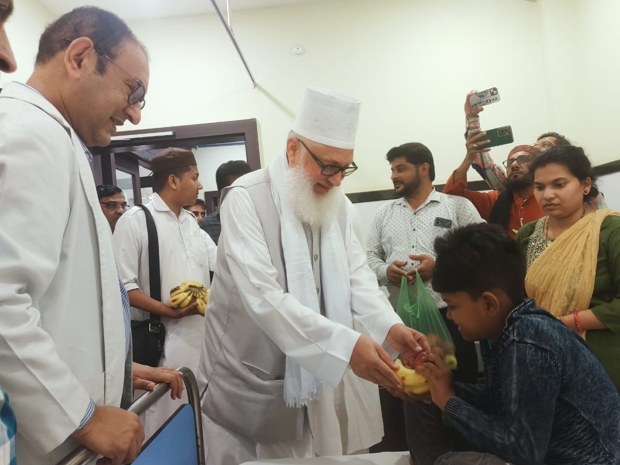 पैग़म्बर मुहम्मद सअ के जन्म दिवस पर मौलाना सैयद मुहम्मद अशरफ़ किछौछवी ने संजीवनी में कैंसर पीडि़तों को किया फलदान