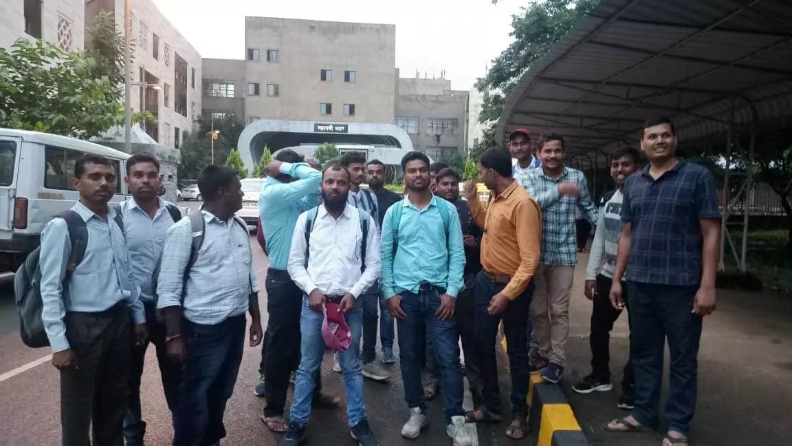 14 हजार पदों वाली भर्ती के 15 सौ अभी भटक रहे, इंद्रावती भवन पहुंचे 