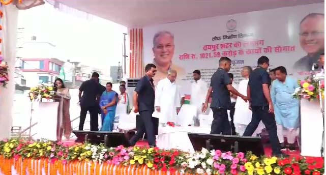 देखें VIDEO : कार्यक्रम छोड़ ट्रेफिक में फंसे एंबुलेंस को रास्ता देने मंच पर खड़े हो गए सीएम देखें VIDEO : कार्यक्रम छोड़ ट्रेफिक में फंसे एंबुलेंस को रास्ता देने मंच पर खड़े हो गए सीएम