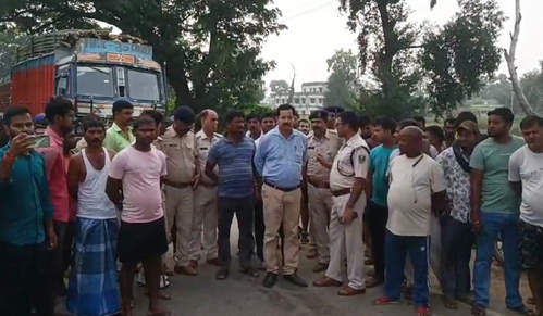 बिहार में बेकाबू ट्रक ने पांच मजदूरों को कुचला, तीन की मौत बिहार में बेकाबू ट्रक ने पांच मजदूरों को कुचला, तीन की मौत
