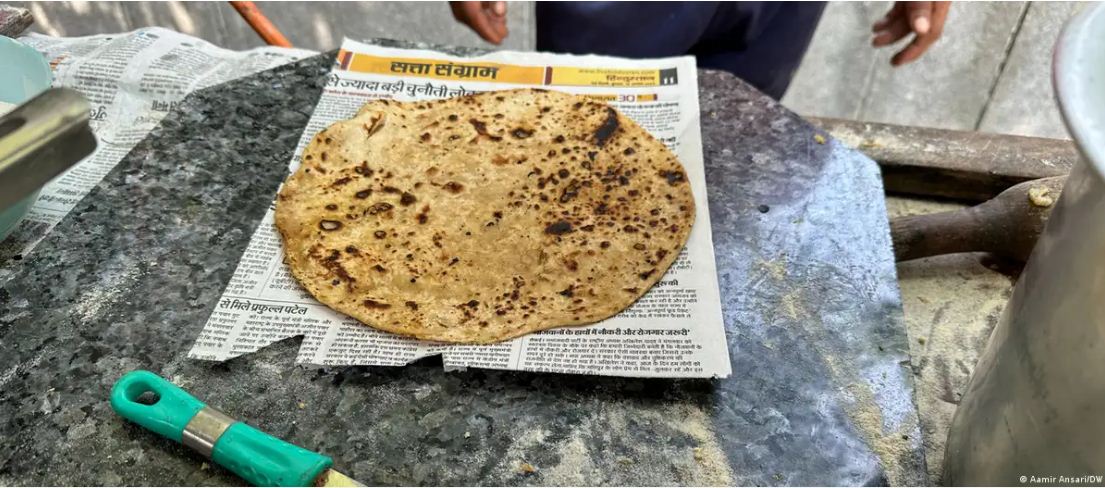 अखबार में खाते हैं खाना हो तो जाइए सावधान