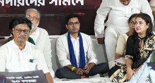 बंगाल : राजभवन के बाहर टीएमसी का अनिश्चितकालीन धरना-प्रदर्शन जारी