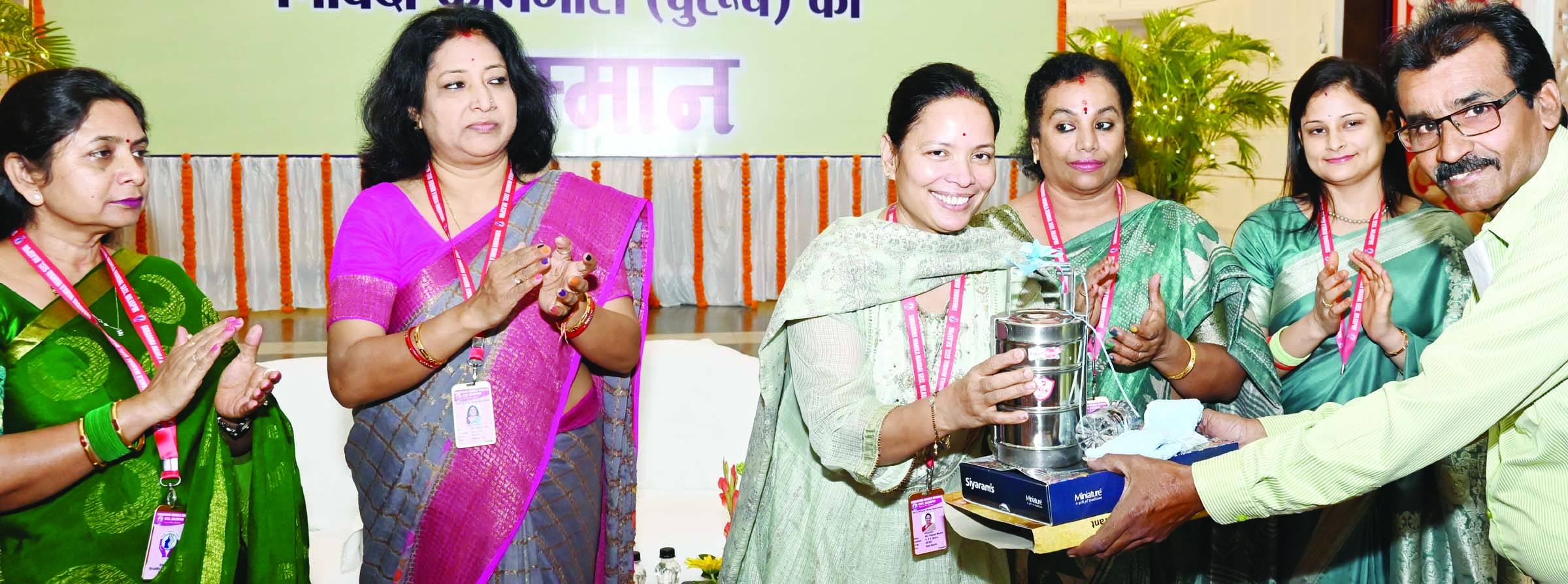 श्रद्धा महिला मण्डल द्वारा कामगारों का किया सम्मान 