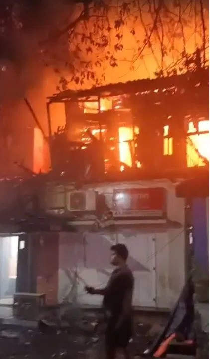 कोलकाता में आग से सात घर, एक मिल जलकर राख