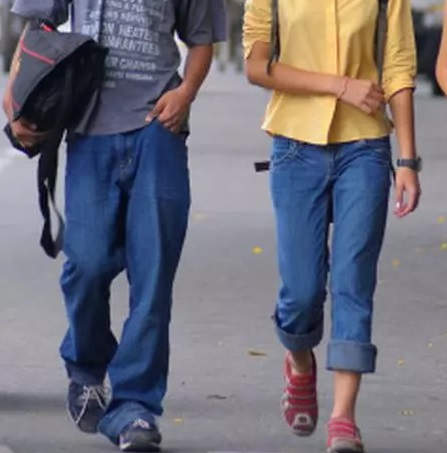 कर्नाटक में हिंदू लड़की और दो मुस्लिम लड़कों के साथ होने पर स्थानीय लोगों की मोरल पुलिसिंग