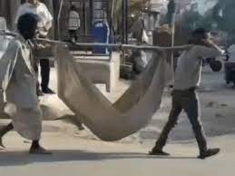 बांस में महिला का शव लटकाकर ले जा रहे पति और पिता की राहगीरों ने की मदद बांस में महिला का शव लटकाकर ले जा रहे पति और पिता की राहगीरों ने की मदद