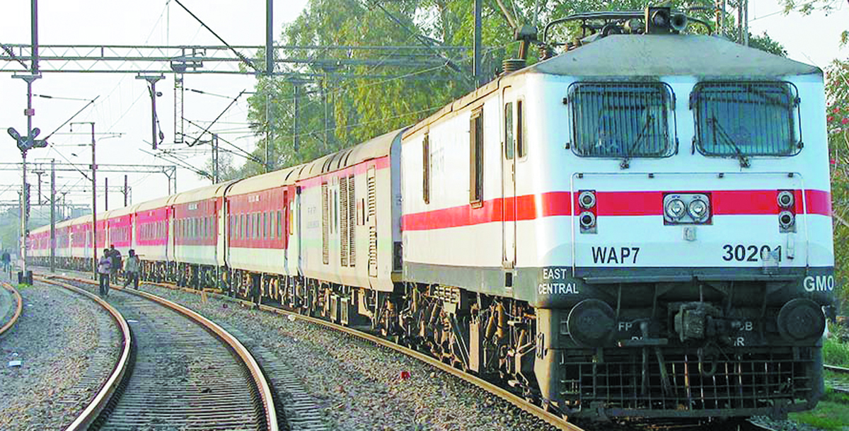 आरामदायक सफर एवं अधिकाधिक आरक्षित बर्थ के लिए अतिरिक्त कोच 