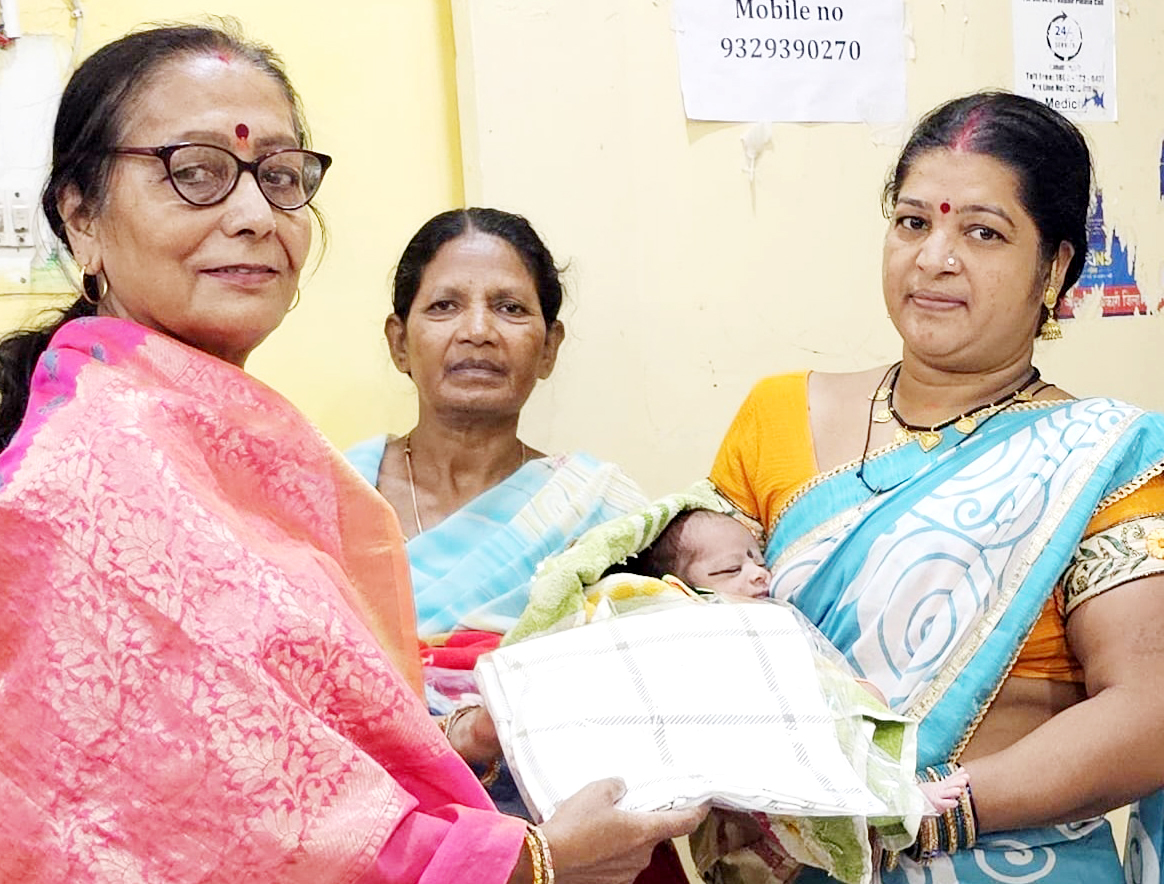 नवजात शिशुओं को चरामेति फाउंडेशन ने दिए बेबी किट