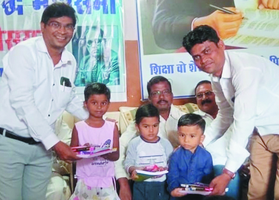 जरूरतमंद बच्चों को भारतीय बौद्ध महासभा द्वारा पाठ्य सामग्री 