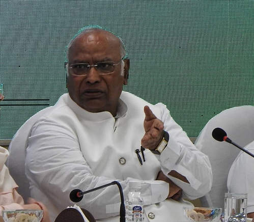 खड़गे ने प्याज की बढ़ती कीमतों को लेकर बीजेपी पर किया तंज
