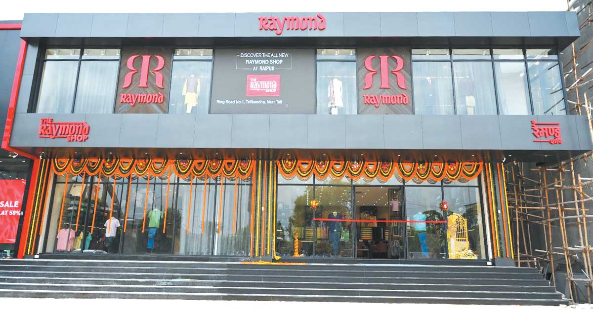 छत्तीसगढ़ के सबसे बड़े रेमण्ड एक्सक्लूसिव शोरूम में सभी वस्त्र आकर्षक कलर्स एवं डिजाइनों में उपलब्ध