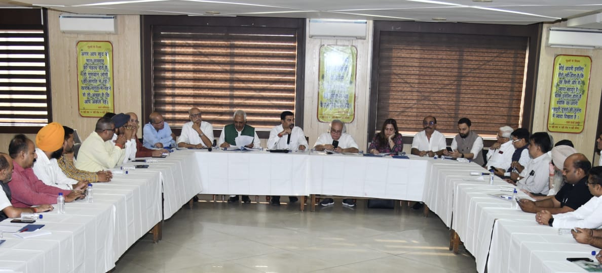 पूर्व केंद्रीय मंत्री जयराम रमेश चेंबर भवन पहुंचे