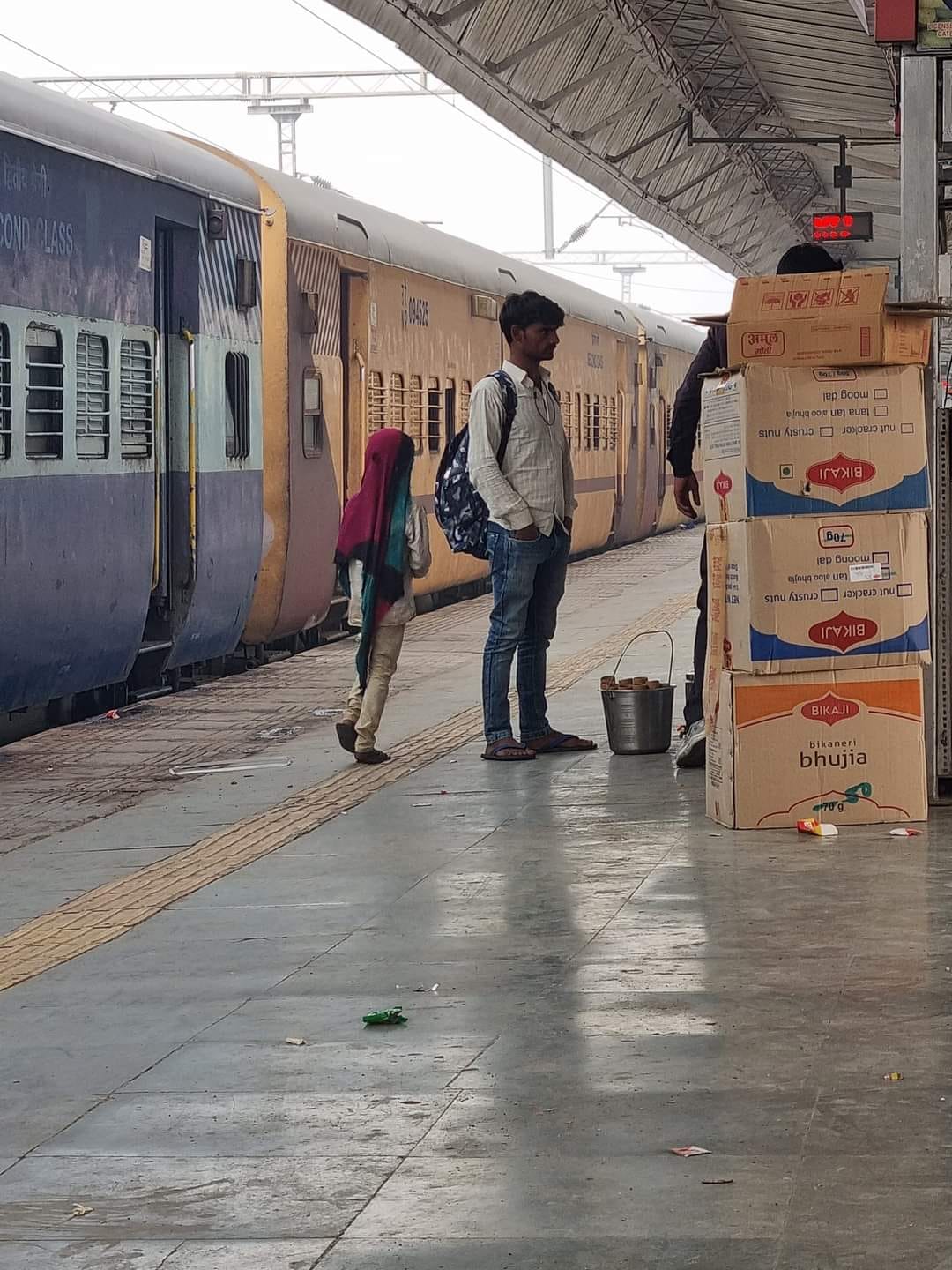 पटरी के साथ दौड़ते होंगे उनके स्वप्न..