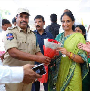 तेलंगाना के मंत्री के सुरक्षा अधिकारी ने खुद को मारी गोली तेलंगाना के मंत्री के सुरक्षा अधिकारी ने खुद को मारी गोली