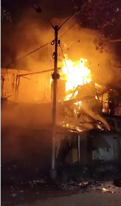 गंगोत्री के नेशनल पार्क में कंखु बेरियर के ऊपर पहाड़ियों में लगी आग गंगोत्री के नेशनल पार्क में कंखु बेरियर के ऊपर पहाड़ियों में लगी आग