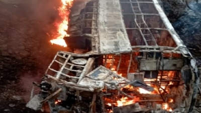 बंगाल के खड़गपुर में बस में आग लगने से एक की मौत, 36 घायल बंगाल के खड़गपुर में बस में आग लगने से एक की मौत, 36 घायल
