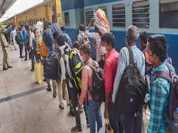झाबुआ : रोजगार के लिए पीढ़ियों से जारी पलायन, एक-दूसरे पर ठीकरा फोड़ रही भाजपा और कांग्रेस