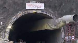 टीवी चैनलों को सरकार की सलाह : सुरंग बचाव कार्यों से जुड़ी खबरों को सनसनीखेज बनाने से बचें