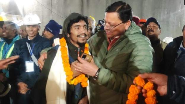 फूल-माला और तालियों से हुआ सुरंग से निकले मज़दूरों का स्वागत, अब तक बाहर आए 13 मजदूर फूल-माला और तालियों से हुआ सुरंग से निकले मज़दूरों का स्वागत, अब तक बाहर आए 13 मजदूर