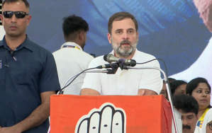 महिलाओं को क्या पहनना चाहिए व क्या करना चाहिए, यह आरएसएस तय करता है : राहुल