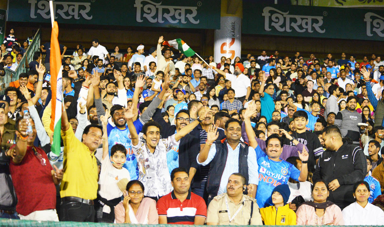 स्टेडियम में जाकर क्रिकेट मैच