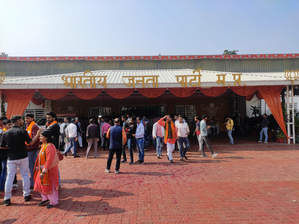 मप्र में भारी बढ़त के बाद बीजेपी दफ्तरों में समर्थकों की भीड़ उमड़ी मप्र में भारी बढ़त के बाद बीजेपी दफ्तरों में समर्थकों की भीड़ उमड़ी